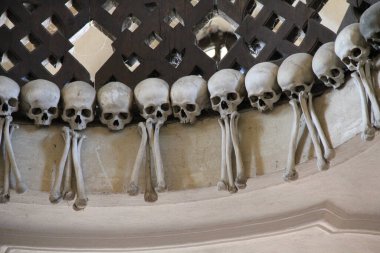 KUTNA HORA, CZECH - 28 Nisan 2012: Kemikli kafatasları, Kostnice Sedlec olarak bilinen katedralin parçalarından biridir..