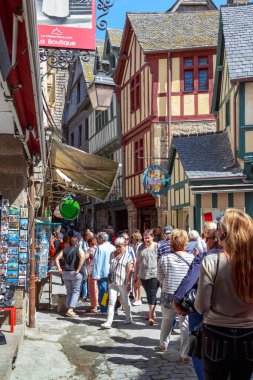 MONT SAINT-MICHEL, FRANCE - 2 Eylül 2019: Bu ortaçağ şehrinin ana caddesinin bir parçası, sayısız turistle dolu.