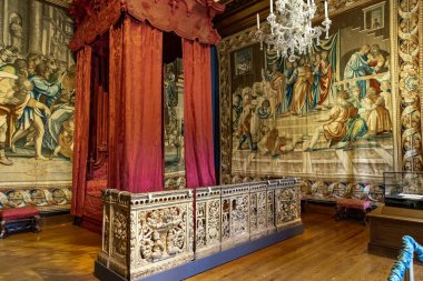 HAMPTON COURT, GREAT BRITAIN - 18 Mayıs 2014: Bu Hampton Sarayı 'ndaki kraliyet yatak odasının (18. yüzyıl) içi.