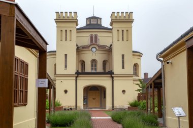 KOSZEG, HUNGARY - 18 Mayıs 2024: Burası bahar sabahı sisinin sinagogu.