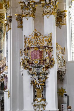 WIES, GERMANY - 23 Mayıs 3034: Bu, Wieskirche Hac kilisesinin içindeki üst katın balkonlarından biridir..