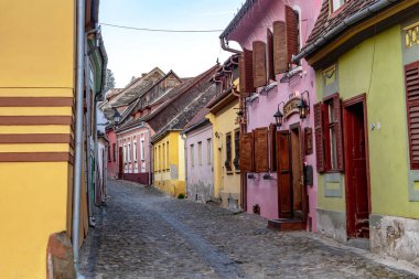 SIGHISOARA, ROMANIA - 2 Mayıs 2023: Bu şehrin ortaçağ kalesinin içindeki yerleşim yerlerinden biri.