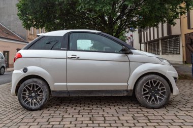 KOSZEG, HUNGARY - 18 Mayıs 2024: Bu bir Fransız otomobil üreticisi tarafından üretilen Aixam Coupe arabası.