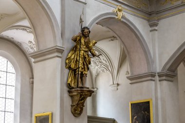 MUNICH, Almanya - 22 Mayıs 2024 Bu Aziz Peter Kilisesi 'nin içini dekore eden Havari Matthew' un bir figürü.