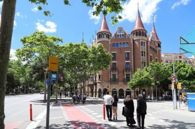 BARCELONA, SPAIN - 12 Mayıs 2017: Dikenli Ev, 20. yüzyılın başlarında mimar Josep Puig i Cadafalch tarafından tasarlanmış modernist tarzda bir binadır..