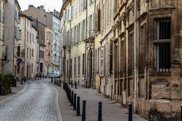 NANCY, FRANCE - 1 Kasım 2023: Eski şehrin eski sokaklarından birinde tipik bir 17.-18. yüzyıl binası.