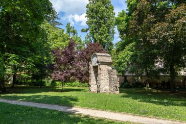 EGER, HUNGARY - 28 Mayıs 2024: Lajos Szmrecsanyi Bahçesindeki antik bir kapının kalıntıları.