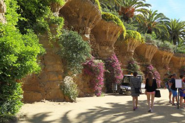 BARCELONA, İSPAN - 13 Mayıs 2017: Bu Park Guell 'deki viyadüklerden birinin bir parçası.