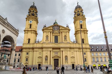 MUNICH, GERMANY - 22 Mayıs 2024: Burası Odeonsplatz 'daki İtalyan geç dönem Barok tarzında 