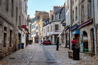 Sükûnet, FRANSA - 5 Eylül 2019: Bu, eski Breton şehrinin tarihi merkezinin akşamları gezdiği sokaklardan biridir..