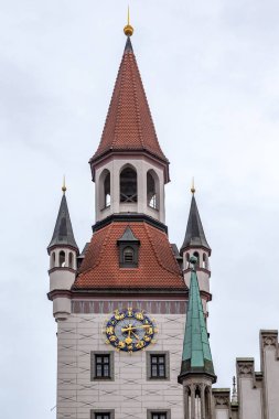 MUNICH, GERMANY - 21 MAYIS 2024: Eski belediye binasının tepesinin görüntüsü.