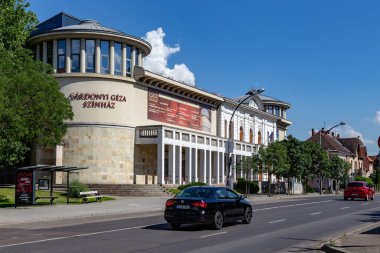 EGER, HUNGARY - 27 MAYIS 2024 Hatvan Gate Meydanı 'ndaki Geza Gardoni Tiyatrosu..