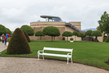 MELK, AUSTRIA - 12 Mayıs 2019 Burası manastır parkındaki sergi salonu..