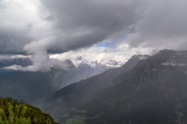 Dağlarda yağmur yağıyor, bulutlarla örtülü..