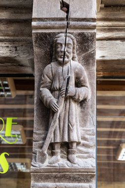 BAYEUX, FRANCE - 2 EYLÜL 2019: Bu yarım keresteli bir evin defne sütununu dekore eden ortaçağ oyulmuş bir kabartma..