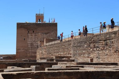 Granada, İspanya - 20 Mayıs 2017: Kimliği belirsiz ziyaretçiler Alhambra 'daki Alcazaba kalesinin duvarları boyunca Torre de la Vela' ya doğru yürüyorlar..
