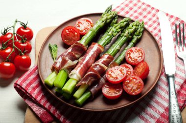 Kuşkonmaz ile jambon, domates ve yumurta haşlanmış bir kil plaka. Hafif diyet kahvaltı. Yukarıdan görüntüleyin. Makro çekim