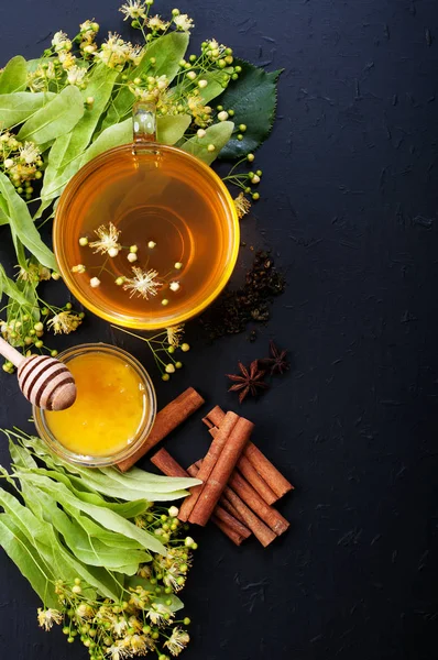 Hierbas Con Flores Lima Una Taza Vidrio Una Superficie Oscura — Foto de Stock