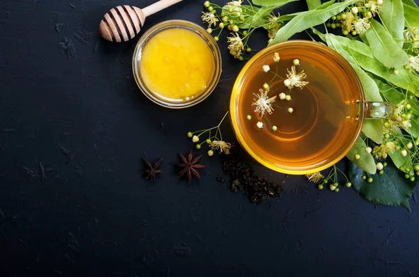 Hierbas Con Flores Lima Una Taza Vidrio Una Superficie Oscura — Foto de Stock