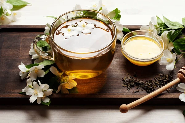 Verde Con Jazmín Una Taza Vidrio Sobre Una Tabla Madera — Foto de Stock