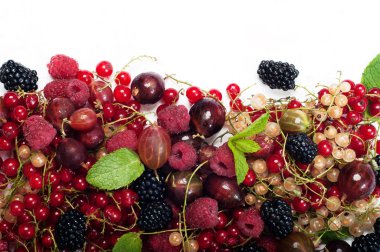 Bektaşi, böğürtlen, ahududu, beyaz zemin üzerine kırmızı ve beyaz kuş üzümü. Metin için yer. Orman ve ev çilek. Yararlı ve lezzetli mevsimlik yemekler