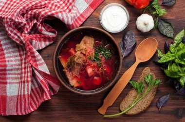 Geleneksel Ulusal çorba 'Ukraynalı borsch'. Yakındaki ekmeği, sarımsak, fesleğen ve kaşık. Lezzetli sağlıklı ev yemekleri