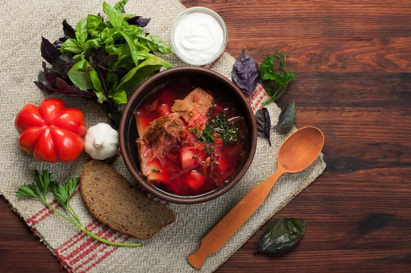 Sopa Tradicional Nacional Borsch Ucraniano Perto Pão Alho Manjericão Colher — Fotografia de Stock