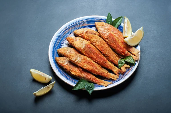 Mariscos Fritos Salmonete Rojo Barbule Sobre Plato Azul Fondo Oscuro — Foto de Stock