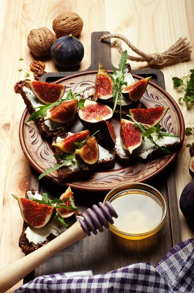 Sandwiches Cream Cheese Pieces Figs Brown Clay Plate Healthy Delicious — Stock Photo, Image