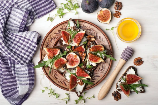 Sandwiches Cream Cheese Pieces Figs Brown Clay Plate Healthy Delicious — Stock Photo, Image