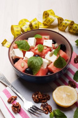 Yumuşak peynir, karpuz, zeytin, nane yaprakları ve bir tabak içinde kabak çekirdeği vejetaryen salatası. Yararlı ve lezzetli yemekler.