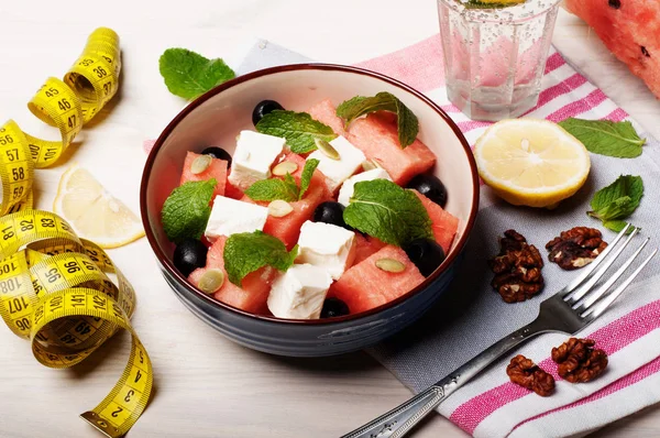 Vegetarischer Salat Mit Weichkäse Wassermelone Oliven Minzblättern Und Kürbiskernen Einem — Stockfoto