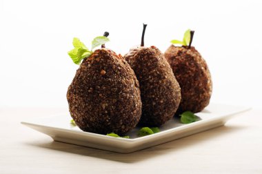 Yararlı beslenme armut tohumlarından kotletpane ve kıyılmış fındık. Diyet lezzetli fitness ev yapımı yemek. Seçici netlik, sığ derinlik-in tarla