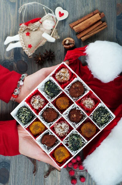 女性の手で手作りのお菓子をボックスします 背景をぼかし 新年とクリスマスのコンセプトです 健康的な食事ビーガン ロースイーツ — ストック写真