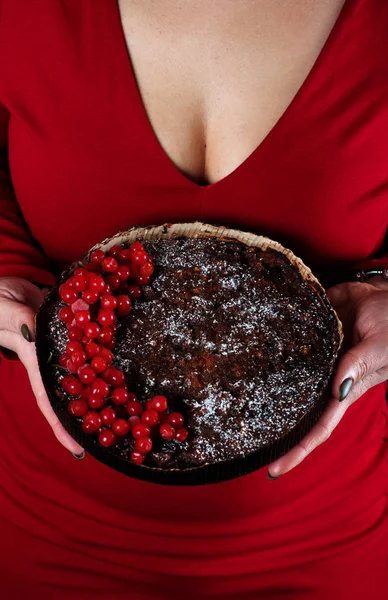 一件红色衣服的女性人物的碎片 在素菜生蛋糕的干果 香料和调味料 — 图库照片