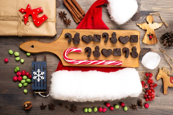 新年とクリスマスのコンセプトです クリスマスの飾り お菓子やプレゼントの近くの自家製チョコレート — ストック写真