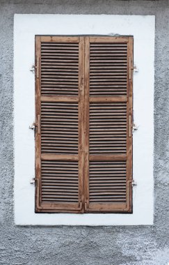 Kahverengi ahşap Kepenk ve Panjur arka plan duvar kumtaşı penceresiyle.