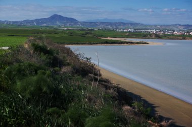 Dağlar ve Tuz Gölü ile manzara. Doğanın güzelliği. Kış. Larnaca, Kıbrıs