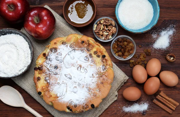 Äppelpaj Från Mjöl Äpplen Russin Citronskal Honung Socker Och Valnötter — Stockfoto