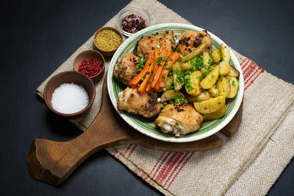 Gebackene Hühnerkeulen Mit Kartoffeln Und Karotten Unter Gewürzen Und Gewürzen — Stockfoto
