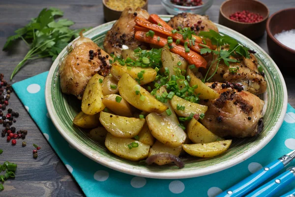 Patas Pollo Horno Con Patatas Zanahorias Bajo Especias Condimentos Primeros —  Fotos de Stock