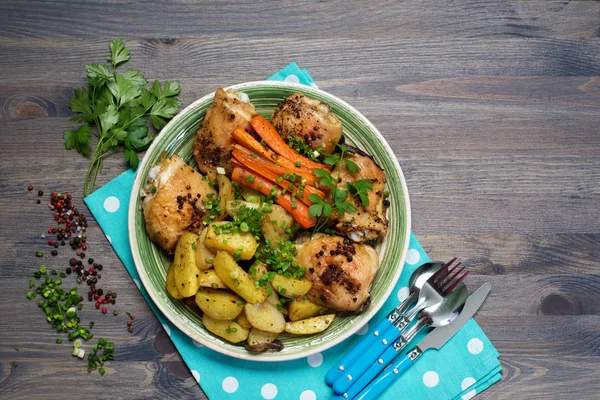 Patas Pollo Horno Con Patatas Zanahorias Bajo Especias Condimentos Lugar —  Fotos de Stock