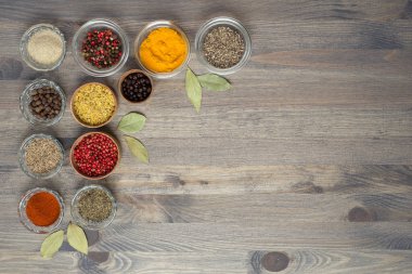 Baharat ve baharat gri ahşap arka plan üzerinde. Metin için yer.