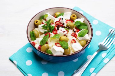 Kuskus, Yumuşak peynirler, zeytin ve sıcak biber sıcak salata. Sağlıklı ve lezzetli ev yapımı çanak