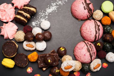 Çiğ vegan sağlıklı şeker koyu arka plan üzerinde. İzole nesneleri. Metin için yer. Ev yapımı diyet tatlılar