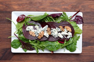 Otlar (roka, pancar yaprakları, çok renkli s karışımı salata