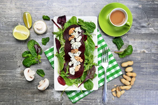 Sallad från en blandning av örter (ruccola, betor blad, flerfärgad s — Stockfoto