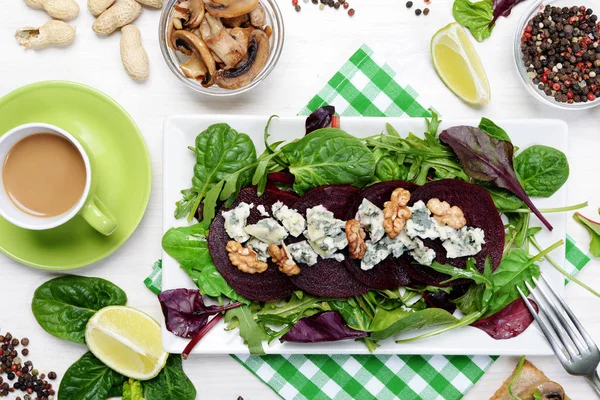 Sallad från en blandning av örter (ruccola, betor blad, flerfärgad s — Stockfoto