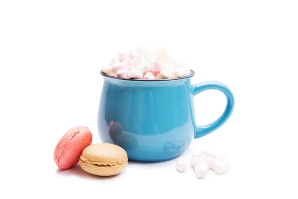 A blue cup with cocoa and marshmallows, alongside refined macaro — Stock Photo, Image