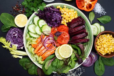 Düşük kalorili diyet vegan salata, ıspanak, Mısır, domates, cucumbe